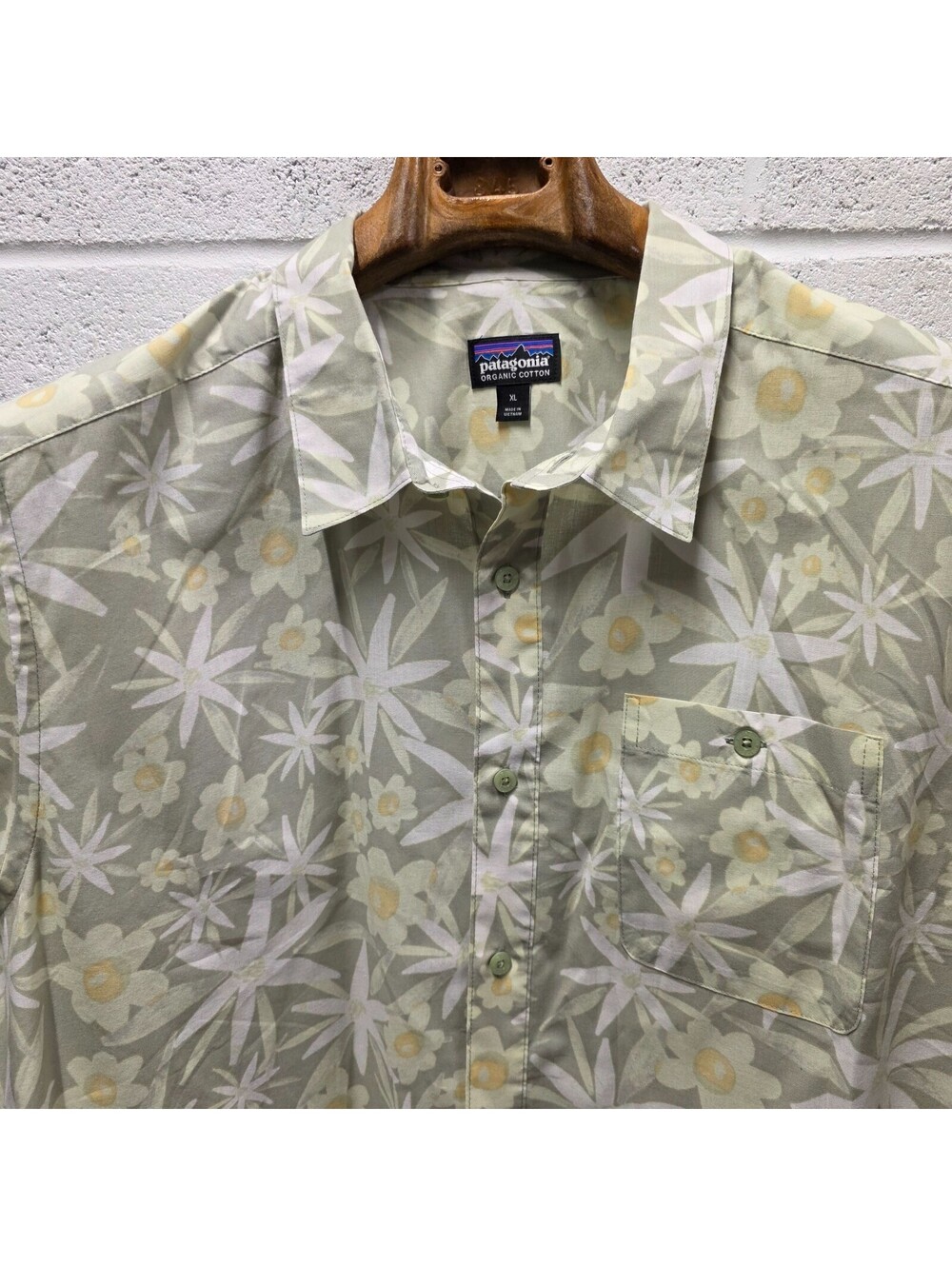 Patagonia Men’s Go To Shirt  Size XL Organic cotton Blend 24x33